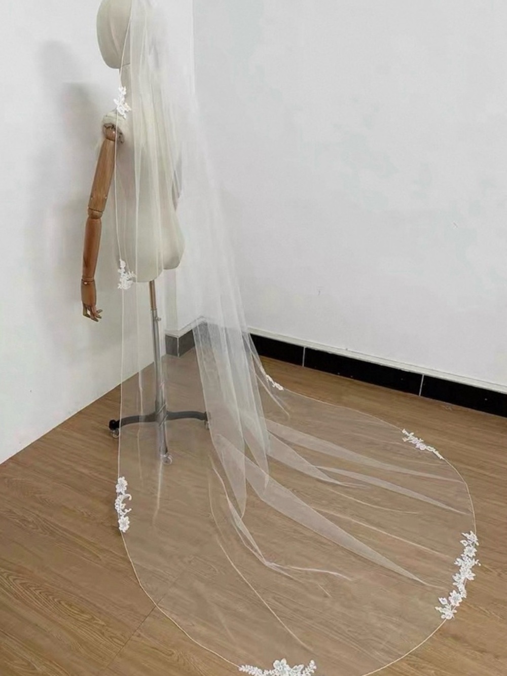 White Lace-Trim Bridal Veil with Floral Appliqué